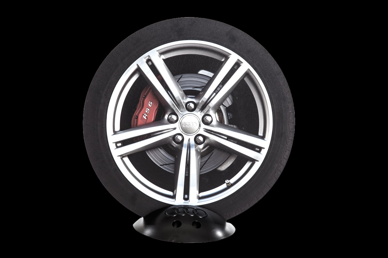 rim-disk<sup class="reg">®</sup> auf dem rim-rock<sup class="reg">®</sup> — eine Felge in Originalgröße.
